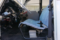 シートが破れて尻もちをついたというM氏の「シトロエン2CV」。自身のカーライフに足りないものはコレだと気づかされた。