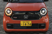 新開発されたLEDヘッドランプ。円周部にはデイタイムランニングランプ、ポジションランプ、ウインカー、ハザードランプの機能を備えたマルチファンクション発光リングが備わっている。