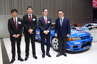 来場したトヨタ自動車の豊田章男会長（右端）と、片桐隆夫代表取締役社長（右からふたりめ）ら日産モータースポーツ＆カスタマイズの役員。