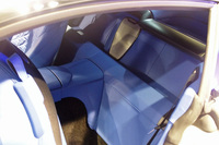 シート後方のスペースには、手荷物などが置けるようになっている。アストンマーティンでは新型「ヴァンキッシュ」のキャビンを2＋0と紹介している。