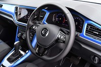 「Tロック」のステアリングホイールは全車本革仕様。スポーク部のスイッチで、運転支援システムやインフォテインメントシステムの操作、車両設定などを行う。