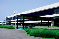 ホンダは2020年4月に、四輪事業の運営体制を刷新。本田技術研究所内には、二輪、四輪、パワープロダクツ、ホンダジェットのパワーユニットおよびエネルギー技術の研究開発機能を統合した「先進パワーユニット・エネルギー研究所」が新設された。（写真は栃木の本田技術研究所 四輪R&Dセンター）