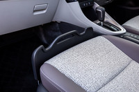 傘などが置きやすく、同時にブレーキング時に助手席に置いた荷物が滑り落ちないためのガードが備わる「買い物アシストシート」。こちらも「Z」グレードに標準装備されるアイテム。