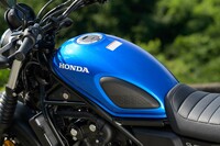 燃料タンクの容量は12リッターなので、カタログ燃費から計算すると航続距離は300～350kmほどとなる。カラーリングは、試乗車の「グリントウェーブブルーメタリック」と「マットアーマードグリーンメタリック」の2種類。