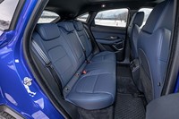 さほど広いとは言えないものの、大人4人で移動する空間を有する「Eペース」のキャビン。後席の背もたれは、60：40の分割可倒式となっている。