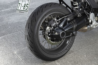 リアタイヤはドライブシャフトが通る片持ちのスイングアームで保持。BMW伝統の構造とスタイルが踏襲されている。