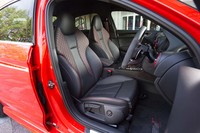 テスト車にはオプションの「RSスポーツシート」が装着されていた。表皮にスムースレザーを採用した、ヘッドレスト一体型の上等なシートだが、前後の位置調整や背もたれの角度調整などは手動式となる。