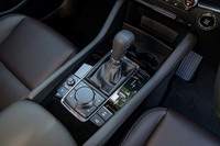 カップホルダーをシフトレバーの奥に配したほか、先代となる「アクセラ」よりもシフトレバーなどを全体的にダッシュボード寄りにレイアウト。より自然な操作を可能にしている。