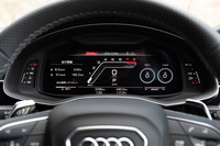 フルデジタルメーター「アウディバーチャルコックピット」には、エンジンのパワーやトルク、ブースト圧などを確認できる「RSモデル」専用の表示画面も用意される。