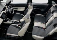 「メゾン」と名づけられた特別仕様車にはグレー×ベージュの専用シートが装着される。