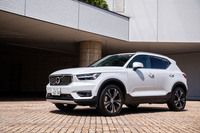 「ボルボXC40」初のプラグインハイブリッド車である「XC40リチャージプラグインハイブリッドT5インスクリプション」。2020年8月25日に日本導入が発表された。価格は649万円。