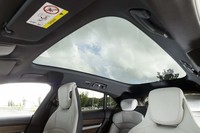 驚くほど大きな固定式パノラミックガラスルーフ（26万8000円）。キャビンの開放感は格段にアップする。