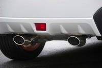 試乗車はオプションのSTIスポーツマフラーを装備していた。ハイブリッドモデルとは思えないほどのエキゾーストサウンドを奏でる。