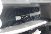 パフォーマンスダンパーは、車体の主要構造体の2点間に装着することで効果を発揮する。写真は「セレナ」に取り付けられた2本のうちのフロント側。グリルの奥にその姿が見える。