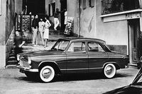 フランスのシムカはフィアットの現地組立工場を起源とする自動車メーカーだ。1950年代に入ると独自デザインのクルマの生産を始めたが、設計にはフィアットの影響が色濃く残されていた。写真は1951年登場の「シムカ・アロンド」。
