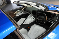 屋根を取り外した状態の「コルベットE-Ray」。バッテリーはセンターコンソールおよびアームレストの下に搭載される。