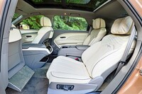 後席は、2座のキャプテンシートに展開するとセンターコンソールにもなる小さな中央席を加えた、“2＋1”の仕様が標準。固定式のセンターコンソールで左右が仕切られた2座式のキャプテンシートや、3座のベンチ式シートも用意されている。