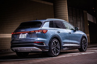 日本導入モデルのボディーカラーは、写真の有償色「カイザーブルーメタリック」を含め、全8色から選択できる。