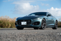 今回の試乗車は「ジャガーFタイプ」2024年モデルで設定された「R75 P575クーペ」。ジャガーのスポーツカーの祖とされる「XK120」の誕生75周年を記念したグレードだ。