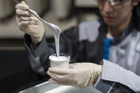 日産が開発を行っている「自動車用自己放射冷却塗装」。2018年からラディクール社との共同開発の可能性を検討し、2019年にフィルムによる冷却効果を確認。自動車への適用を前提に2021年から塗装の共同開発を進めている。