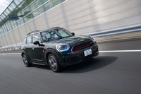 ボディーカラーはソリッド、メタリック合わせて全7色。テスト車には有償色の「レベルグリーン・ソリッド」が用いられていた。