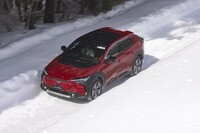 試乗車は最高出力109PSの駆動用モーターを前後軸にそれぞれ備えた4WDモデル（システム最高出力218PS）。モーターを1基のみ搭載する最高出力204PSのFWDモデルもある。