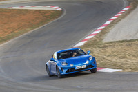 サーキットでは軽量ミドシップカーらしく軽やかなフットワークを披露。姿勢変化を誘うとリアがじわりと流れてニュートラルステアのスタンスを維持する。