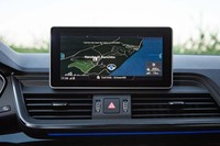 ナビゲーションシステムには学習機能を備えた「パーソナルルートアシスト」機能が追加された。ドライバーが日常的に使うルートや目的地を学習して、その情報を次回以降のルート選択に生かすことができる。