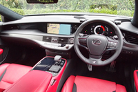 水平基調のインストゥルメントパネルが与えられたインテリア。写真は「LS500“Fスポーツ”」のもの。