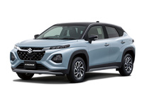 「スズキ・フロンクス」のフロントビュー。ショート＆ワイドなディメンションで、バックドアが大きく傾斜したクーペライクなフォルムが特徴的だ。前後のフェンダー形状や上下2段式のフロントランプデザインなどで力強さや存在感を表現している。