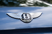 リアの「ウイングドB」バッジは「B」の部分がトランクオープナーになっている。