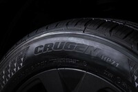 「クルーゼンHP71」は上質な室内空間を提供するプレミアムSUV向けタイヤだ。クムホの基準では静粛性と快適性が満点という評価だけに期待が高まる。