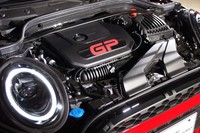 MINIシリーズ最強の2リッターターボエンジン。カバーには「GP」ロゴが添えられる。