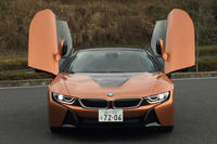 「BMW i8ロードスター」のバタフライドアを跳ね上げた状態。（写真＝池之平昌信）