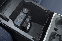 運転席・助手席間の小物入れには、USBとHDMIの端子に加え、SIMカードのスロットを装備。最大8台のワイヤレスデバイスをインターネットに接続できる。