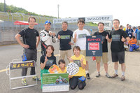 チーム尾上サービスのメンバーと。リーダーは“尾上ちゃん”こと尾上忠則氏（後列左から2番目）。