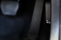 写真右に見えるのは、運転席の足元にあるボンネットのオープナー。トヨタでは初となる2点式のボンネットキャッチャーともども、BMW車と同じパーツが用いられている。