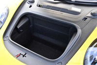 ラゲッジスペースは車体前方に確保されている。容量は145リッター。