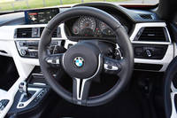 「M4カブリオレ コンペティション」では、好みの車両セッティングを2種類まで登録可能。各モードにはステアリングホイール（左側スポーク部）に備わる「Mドライブボタン」を使って瞬時に切り替えられる。