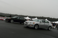 テスト用に用意された2台の「アキュラRLX」。手前のシルバーの車体が後輪操舵（そうだ）システム「P-AWS」の搭載車。奥のブラックの車体が「SPORT HYBRID SH-AWD」の搭載車だ。