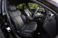 「Fスポーツ」専用のスポーツシートは、本革／ヌバック調ファブリックを採用。シート形状は「IS F」と同じ。