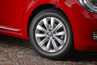 見るからに肉厚なタイヤのサイズは215/60R16。視覚的にも、穏やかな性格の「ザ・ビートル カブリオレ」によく似合っている。