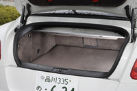 間口に比べて、奥への広がりが大きな荷室。開口部の上端に見えるのは、96万6500円のオプション「Naim fot Bentleyプレミアムオーディオシステム」だ。