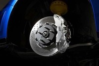 ブレーキシステムは、ブレンボ製のモノブロックキャリパーとドリルドディスクの組み合わせ。