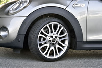 試乗車にはオプションの18インチタイヤが装着されていた。標準は17インチ。