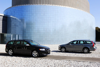 【スペック】V50 T-5 R-DESIGN（写真手前。写真奥はノーマルのV50 T-5）：全長×全幅×全高＝4520×1785×1480mm／ホイールベース＝2640mm／車重＝1480kg／駆動方式＝FF／2.5リッター直5DOHC20バルブターボ・インタークーラー付き（230ps/5000rpm、32.6kgm/1500-5000rpm）／価格＝488.0万円（テスト車＝同じ）