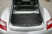 クーペになって容量を260リッターに増したリアラゲッジスペース。開口部も広い。