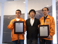 2012年に選定された86の峠すべてを制覇した「峠マイスター」のおふたり、IMUさん（写真右）とSUさん（写真左）。IMUさんは、北は北海道から南は沖縄までの全ノミネート峠をわずか3カ月半で、SUさんは、なんと2カ月で制覇したとのこと。