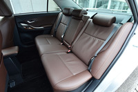 
	後席は6：4分割可倒式で、リクライニング機能が備わる。写真は、左側だけ背もたれを後方に倒した状態。
	