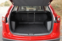 「CX-5」のラゲッジルーム。容量は500リッター（DIN方式）。後席を立てた状態でのフロア寸法は、長さ89×幅105（ホイールハウス間）／146（最大幅）cm。後席を倒すとフロア長は164cm以上になる（いずれもwebCG実測値）。（クリックすると荷室のバリエーションが見られます）